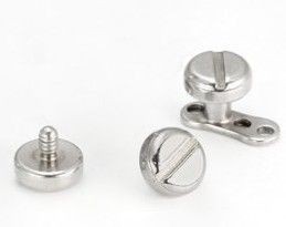 MicroDermal con tornillo